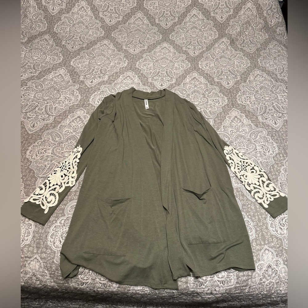 Cardigan with lace on sleeves
